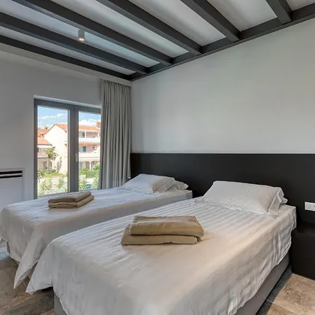 Villa A In For 8 2 Persons With Infinity Pool Only 100 Meters From The Sea Fažana