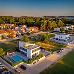 A In For 8 2 Persons With Infinity Pool Only 100 Meters From The Sea *