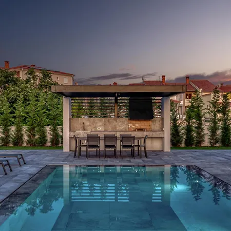 A In For 8 2 Persons With Infinity Pool Only 100 Meters From The Sea Villa Fazana