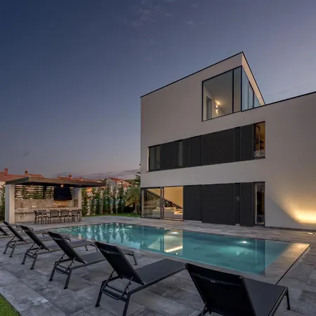 Villa A In For 8 2 Persons With Infinity Pool Only 100 Meters From The Sea Fazana