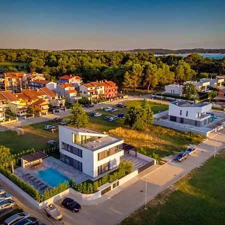 A In For 8 2 Persons With Infinity Pool Only 100 Meters From The Sea *