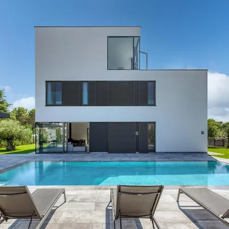 A In For 8 2 Persons With Infinity Pool Only 100 Meters From The Sea