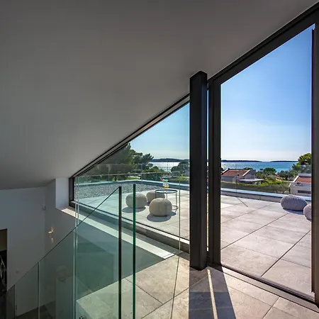 Villa A In For 8 2 Persons With Infinity Pool Only 100 Meters From The Sea Fažana